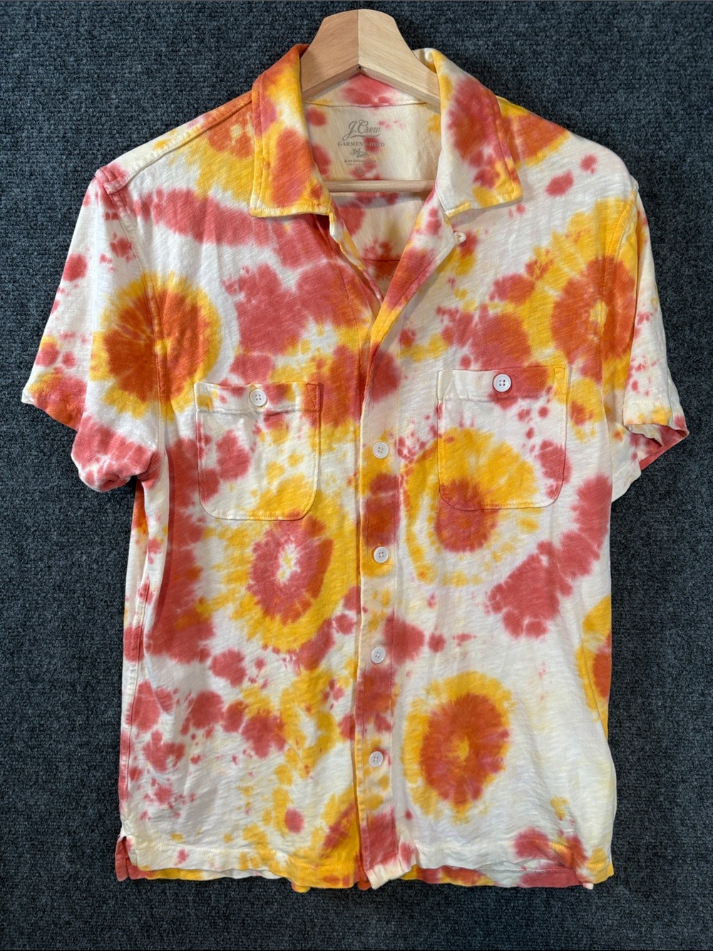 J. Crew Men’s Yellow & Coral Tie-Dye Short Sleeve Button-Down Shirt
Size: Medium